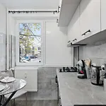 Daire The Blue Haven - Chic 1-bedroom With Balcony *