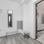Daire The Blue Haven - Chic 1-bedroom With Balcony Bükreş